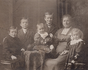 Friederika Reim geb. Etzel um 1914 mit Kinder: V.l.n.r.: Hugo, Karl, Frida, Gotthilf, Mutter Friederika, Rosa